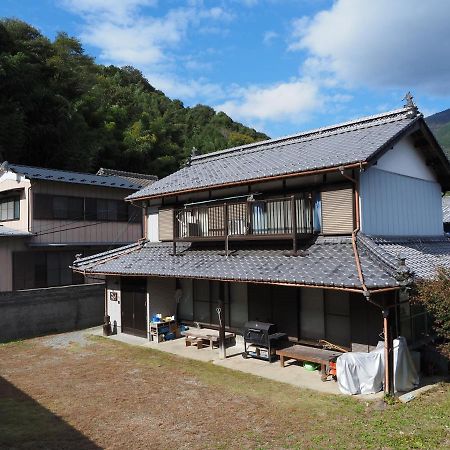 四国旅行のhub拠点 古民家ゲストハウス Heso Camp Miyoshi  Exteriör bild