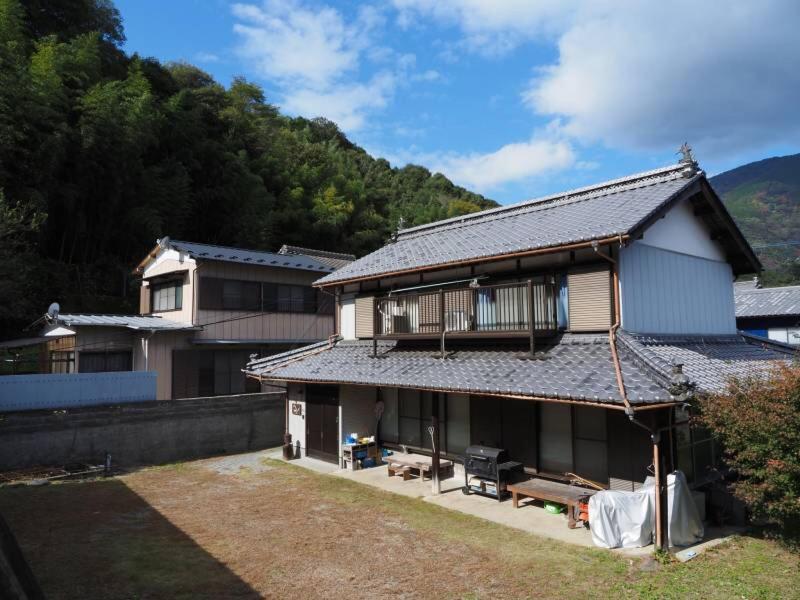 四国旅行のhub拠点 古民家ゲストハウス Heso Camp Miyoshi  Exteriör bild