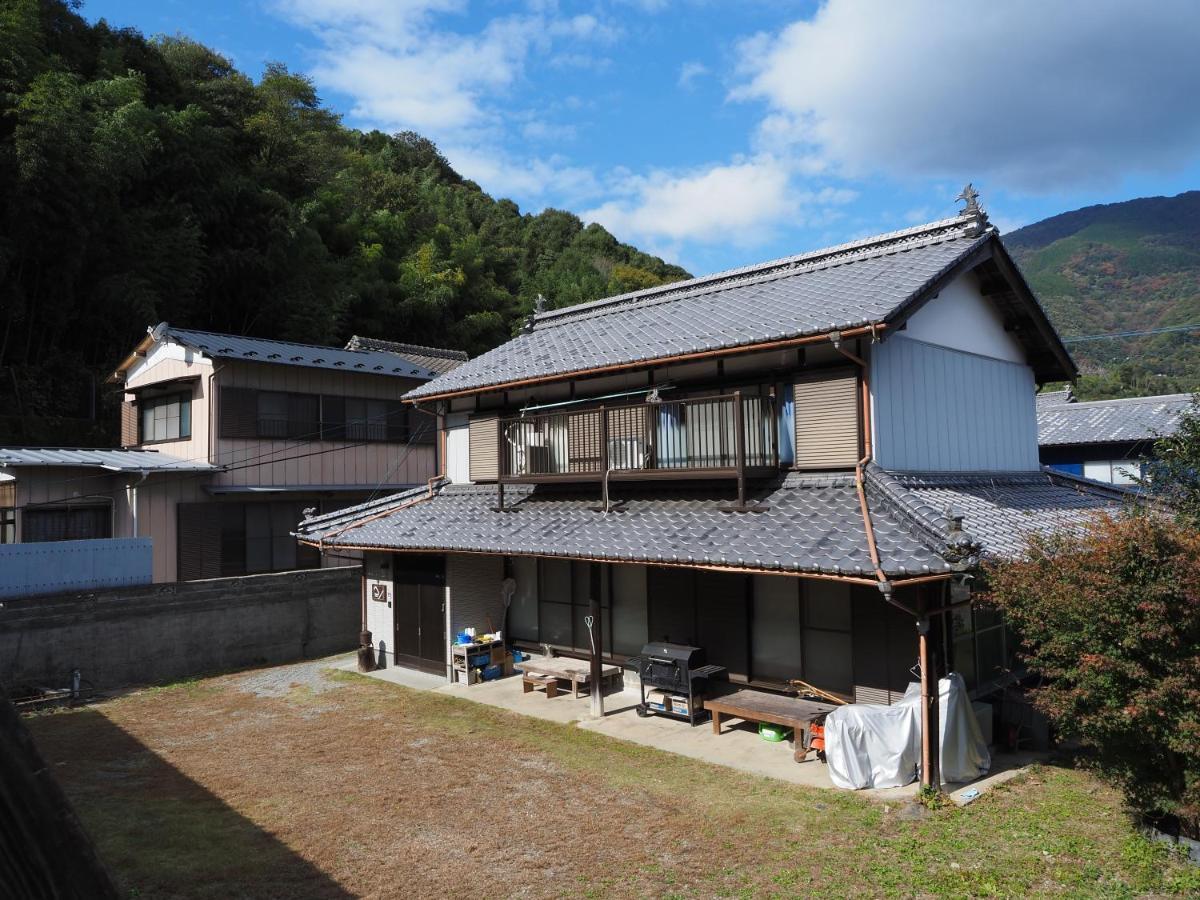 四国旅行のhub拠点 古民家ゲストハウス Heso Camp Miyoshi  Exteriör bild